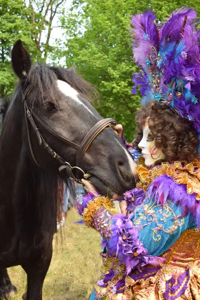 Tallinn 'de Karnaval Kostümü ve Siyah At