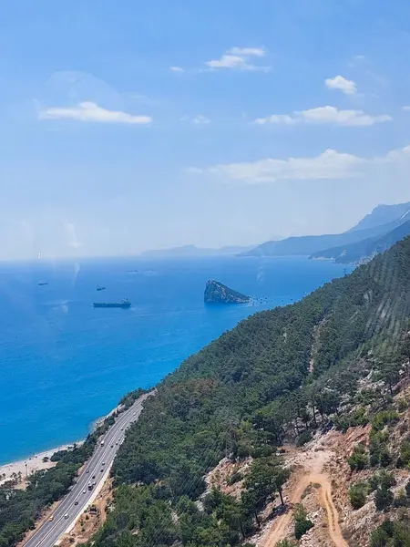 Dağları ve Denizi olan Panoramik Kıyı Manzarası