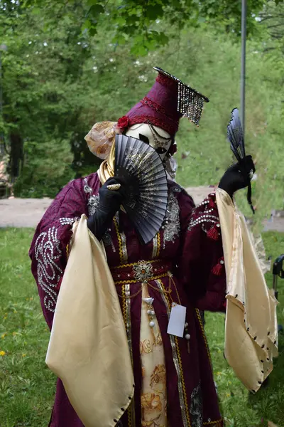 Tallinn 'deki Hayranlarla Süslü Asyalı Karnaval Kostümü