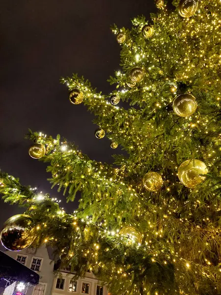 Gece Altın Süslü Parlayan Noel Ağacı