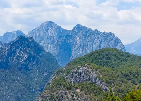 Mavi Gök Altında Katmanlı Dağ Manzarası
