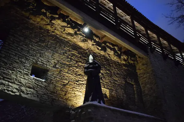 Karlı Danimarka Kralının Bahçesinde Gizemli Keşiş Heykeli, Tallinn