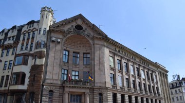 Riga 'da Letonya ve Ukrayna Bayraklarıyla Tarihi Bina