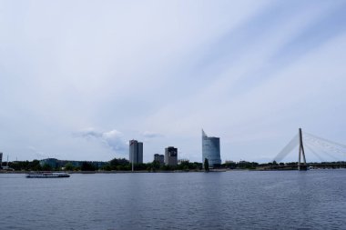 Daugava Nehri ve Vanu Köprüsü ile modern Riga Skyline