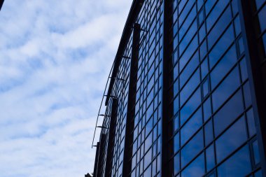 Soyut Mavi Cam Bina Cephesi Bulutlu Gökyüzünü Yansıtıyor