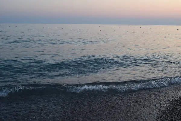 Şafakta ya da alacakaranlıkta Sakin Deniz Kıyısı