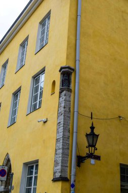 Tallinn Eski Kasabasında Köşe Heykeli ve Feneri olan Tarihi Sarı Bina