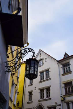 Tallinn 'in Eski Kasabasındaki Süslü Tarihi Sokak Lambası