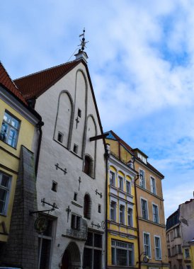 Tallinn Eski Kasabasında Tarihi Gabled Binaları ve Weathervane