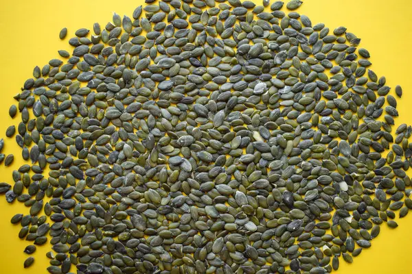 Sarı Arkaplanda Ham Kabak Tohumu Yığını