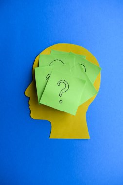 Kafası Mavi Arkaplanda Sorularla Dolu