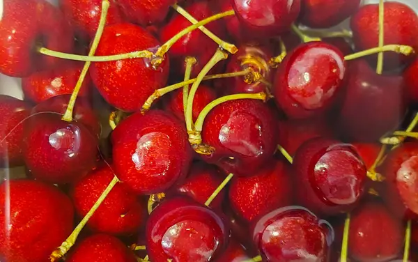 Sudaki Taze Kirazların Yakın Çekimi