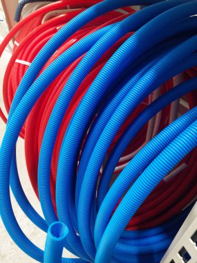 Mavi ve Kırmızı Oluklu Borular Bobini