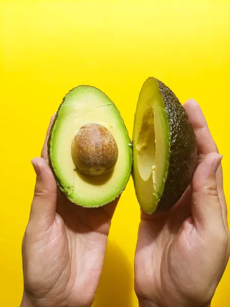 Taze Avokado Elleri İkiye Kesiyor