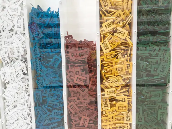 Şeffaf kaplarda renkli plastik parçalar