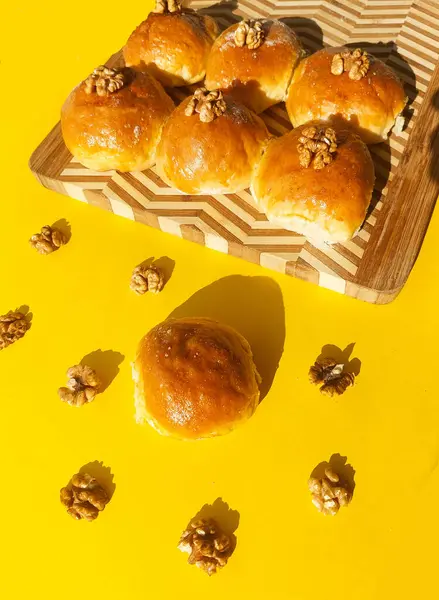 Tahtada Cevizli Ev Yapımı Tatlı Çörekler