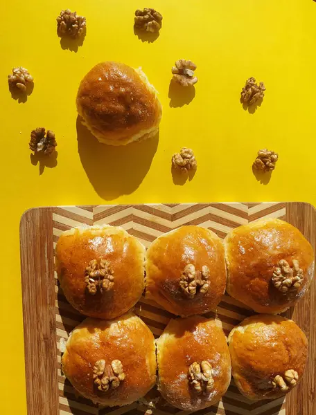 Tahtada Cevizli Ev Yapımı Tatlı Çörekler