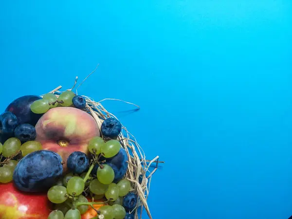 Taze Yaz Meyveleri Mavi Arkaplanda Bir Sepette