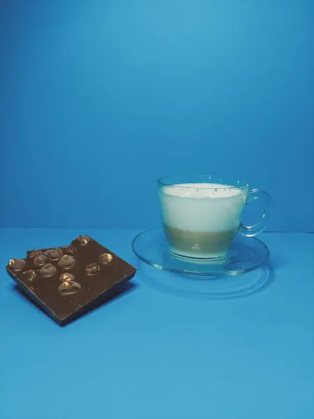 Bir fincan Cappuccino ve fındıklı siyah çikolata.