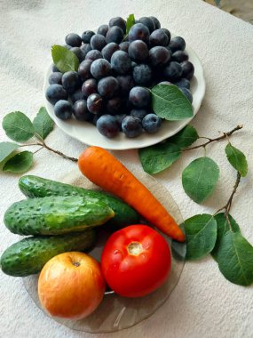 Taze erikler ve sebzelerle Hayat