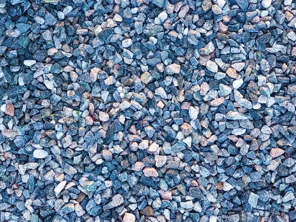 Çok renkli çakıllar ve küçük taşlardan oluşan geniş bir çerçevenin yakın plan görüntüsü.