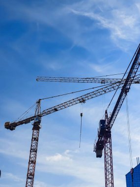 Mavi Gökyüzüne Karşı Turna Kulesi Silueti