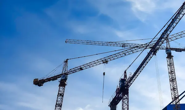 Mavi Gökyüzüne Karşı Turna Kulesi Silueti