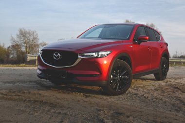 Brest, Belarus - 03: 30 2019: Red Mazda CX-5 (KF) Black Edition 2018 Bir kır yolunun kaldırımına park etti