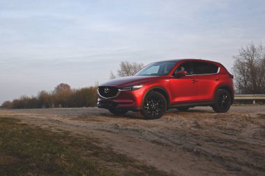 Brest, Belarus - 03: 30 2019: Red Mazda CX-5 (KF) Black Edition 2018 Bir kır yolunun kaldırımına park etti