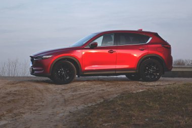 Brest, Belarus - 03: 30 2019: Red Mazda CX-5 (KF) Black Edition 2018 Bir kır yolunun kaldırımına park etti
