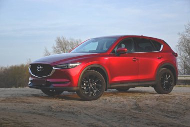 Brest, Belarus - 03: 30 2019: Red Mazda CX-5 (KF) Black Edition 2018 Bir kır yolunun kaldırımına park etti