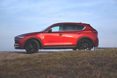 Brest, Belarus - 03: 30 2019: Red Mazda CX-5 (KF) Black Edition 2018 Bir kır yolunun kaldırımına park etti