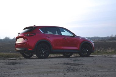 Brest, Belarus - 03: 30 2019: Red Mazda CX-5 (KF) Black Edition 2018 Bir kır yolunun kaldırımına park etti