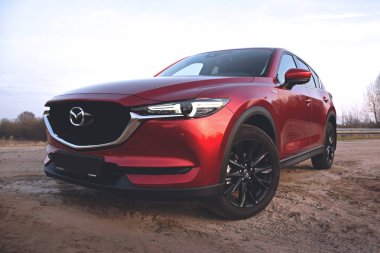 Brest, Belarus - 03: 30 2019: Red Mazda CX-5 (KF) Black Edition 2018 Bir kır yolunun kaldırımına park etti