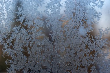 Pencerede doğal don izleri var. Buz örnekleri. Kışın buzlu pencere.