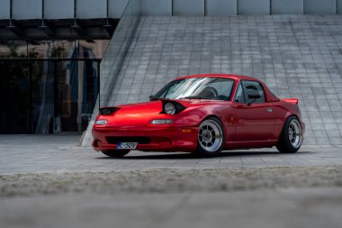 Lublin, Polonya - 08 17 2024: Mazda MX-5 Miata CSK binasının önündeki meydanda. Düşük Lublin araba etkinliği.