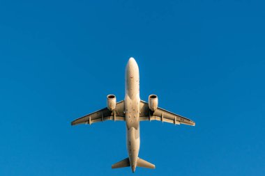 Mavi gökyüzünde uçan uçak