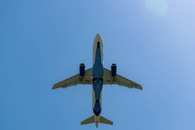 Batumi, Georgia - 05: 15 2022: Mavi gökyüzü arka planı. Büyük yolcu uçağı. Yakın plan..