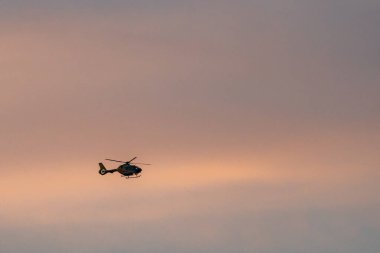 Lublin, Polonya - 09 03 2024 Airbus Helikopterleri H135 P3 - LPR. SP-HXM. Gün batımında gökyüzünde kurtarma helikopteri. Dramatik gökyüzü.