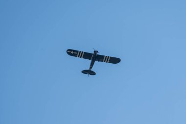 Lublin, Polonya - 09 08 2024: Ultralight uçağı Piper PA-18 Super Cub, aşağıdan vuruldu.
