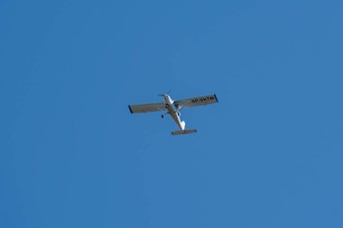 Lublin, Polonya - 09 08 2024: Ultralight uçağı H ve K İnşaat CR MH-45 Havada uçan Eso, SP-SKTM, aşağıdan vuruldu.