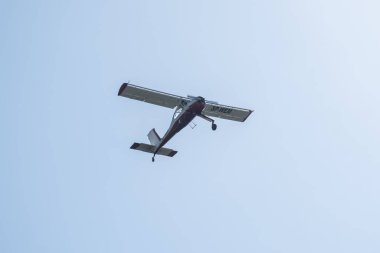 Lublin, Polonya - 09 08 2024: Ultralight uçağı H ve K İnşaat CR MH-45 Havada uçan Eso, SP-SKTM, aşağıdan vuruldu.