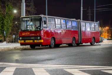Lublin, Polonya - 01 14 2024: Red Ikarus 280.26 (1985) otobüs durağına park edilmiş otobüs.
