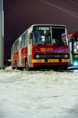 Lublin, Polonya - 01 14 2024: Red Ikarus 280.26 (1985) otobüs durağına park edilmiş otobüs.