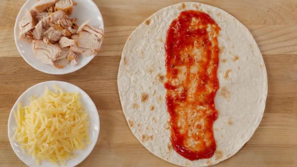 Yuvarlak Bir Tortilla Domates Sosuyla Yağlanır Tavuk Eti Mutfak Maşasıyla — Stok video