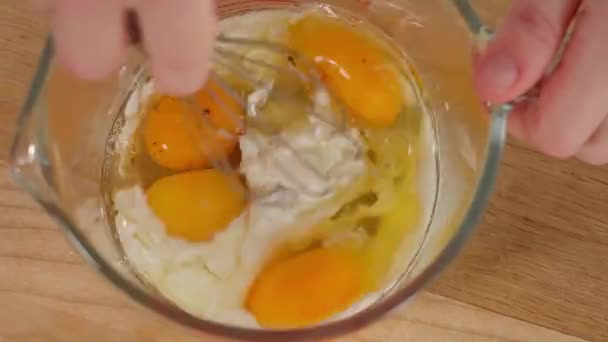 Los Huevos Leche Mezclan Con Las Manos Las Niñas Recipiente — Vídeo de stock