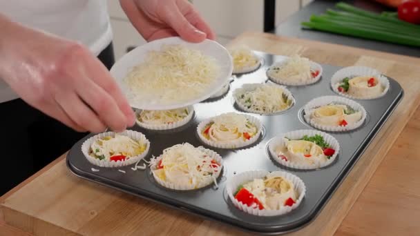 Muffin All Uovo Con Verdure Forno Ragazza Versa Formaggio Grattugiato — Video Stock