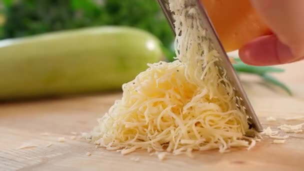 Peynir Ahşap Bir Tahtanın Üzerinde Rendelenmiş Yakın Plan — Stok video