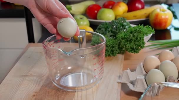 Uova Vengono Rotte Bicchiere Misuratore Dalle Mani Della Ragazza Primo — Video Stock