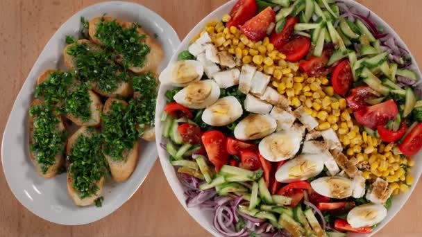 精美的蔬菜沙拉和鸡蛋放在圆盘上 里面塞满了草药色拉在旋转着 — 图库视频影像